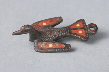 Gallo-Romano zoomorphic fibula af en fugl (bronze og emalje)